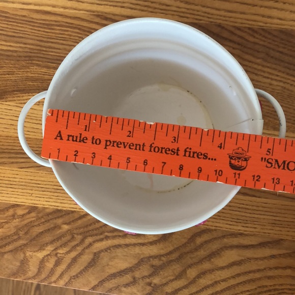 Decorative 4.5” white bucket accented with pink heart beads - Picture 4 of 6